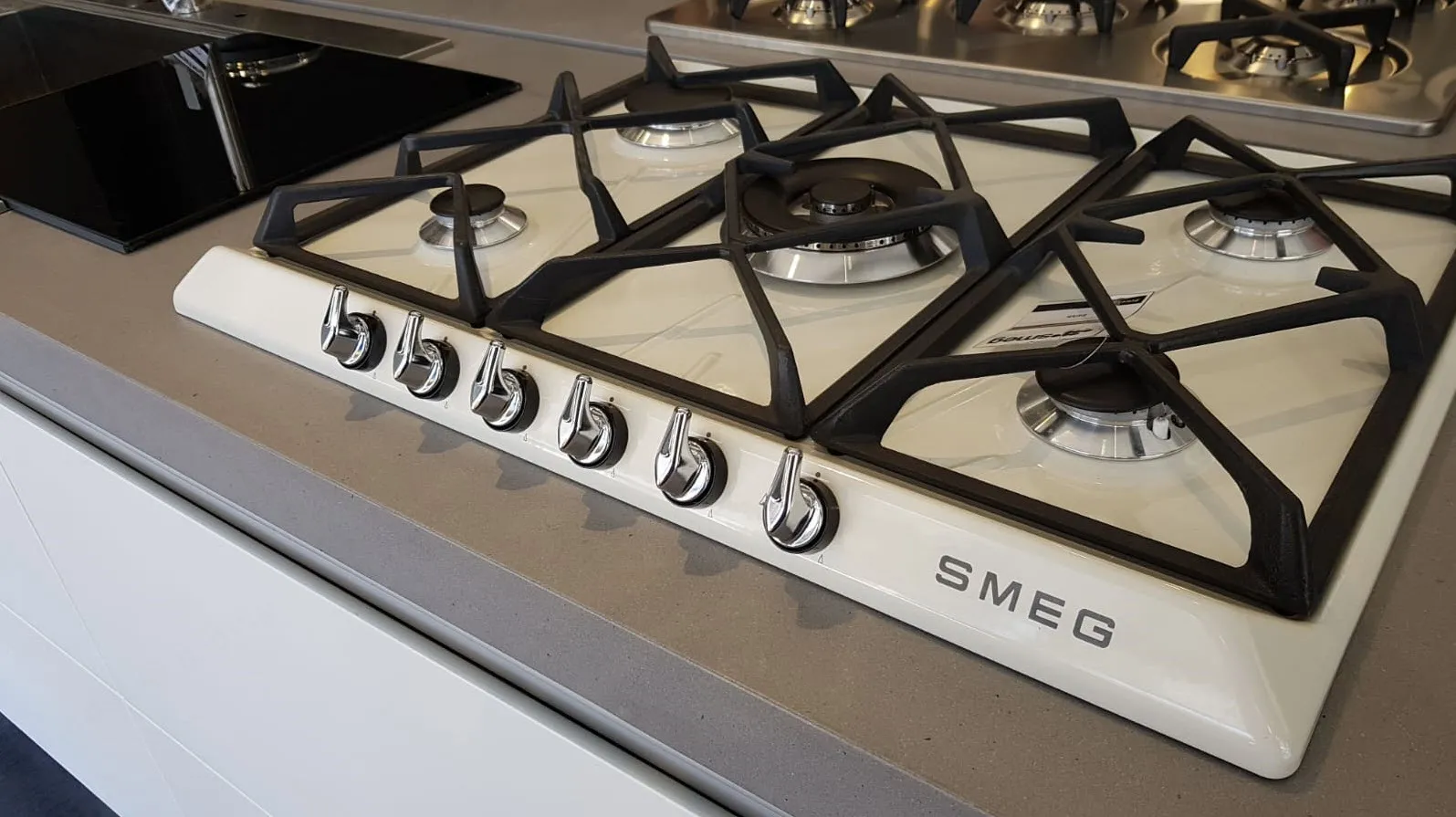 SMEG כיריים גז 70 ס"מ צבע קרם מסדרת VICTORIA תוצרת SMEG דגם SRA975PGH — תמונה 3